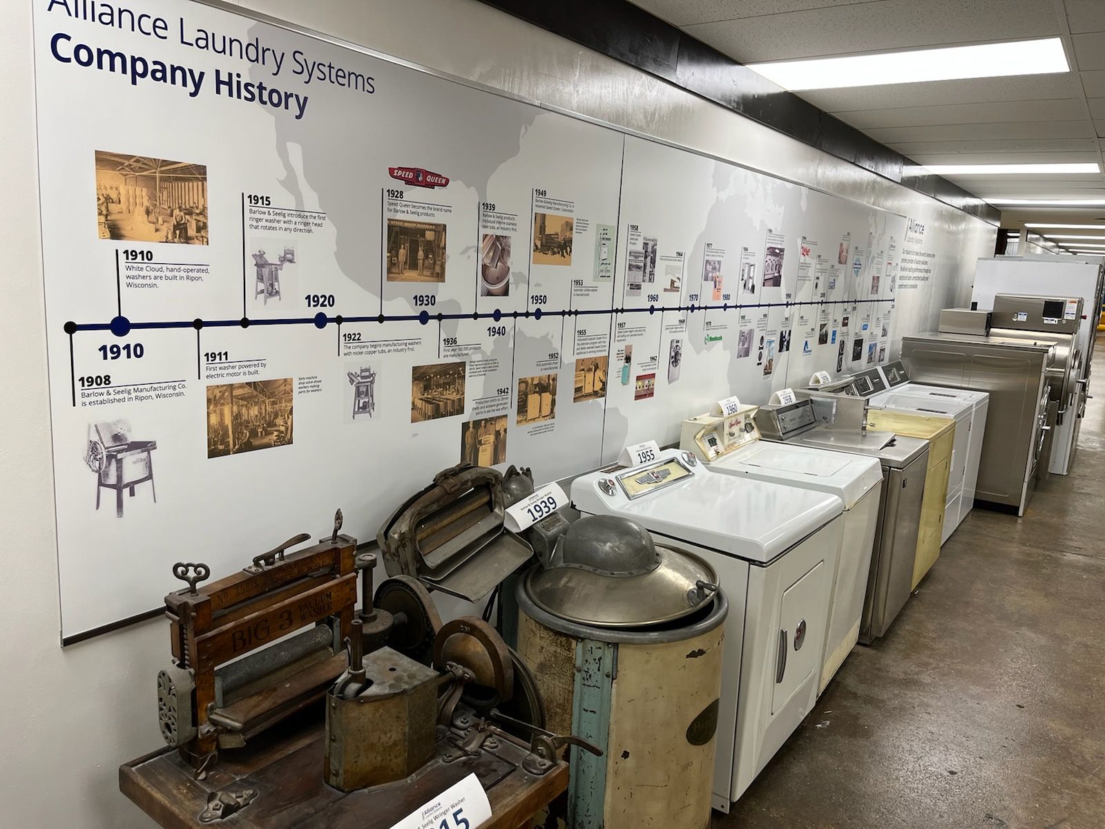 Bức tường lịch sử công ty Alliance Laundry Systems trưng bày những máy giặt cổ từ năm 1908