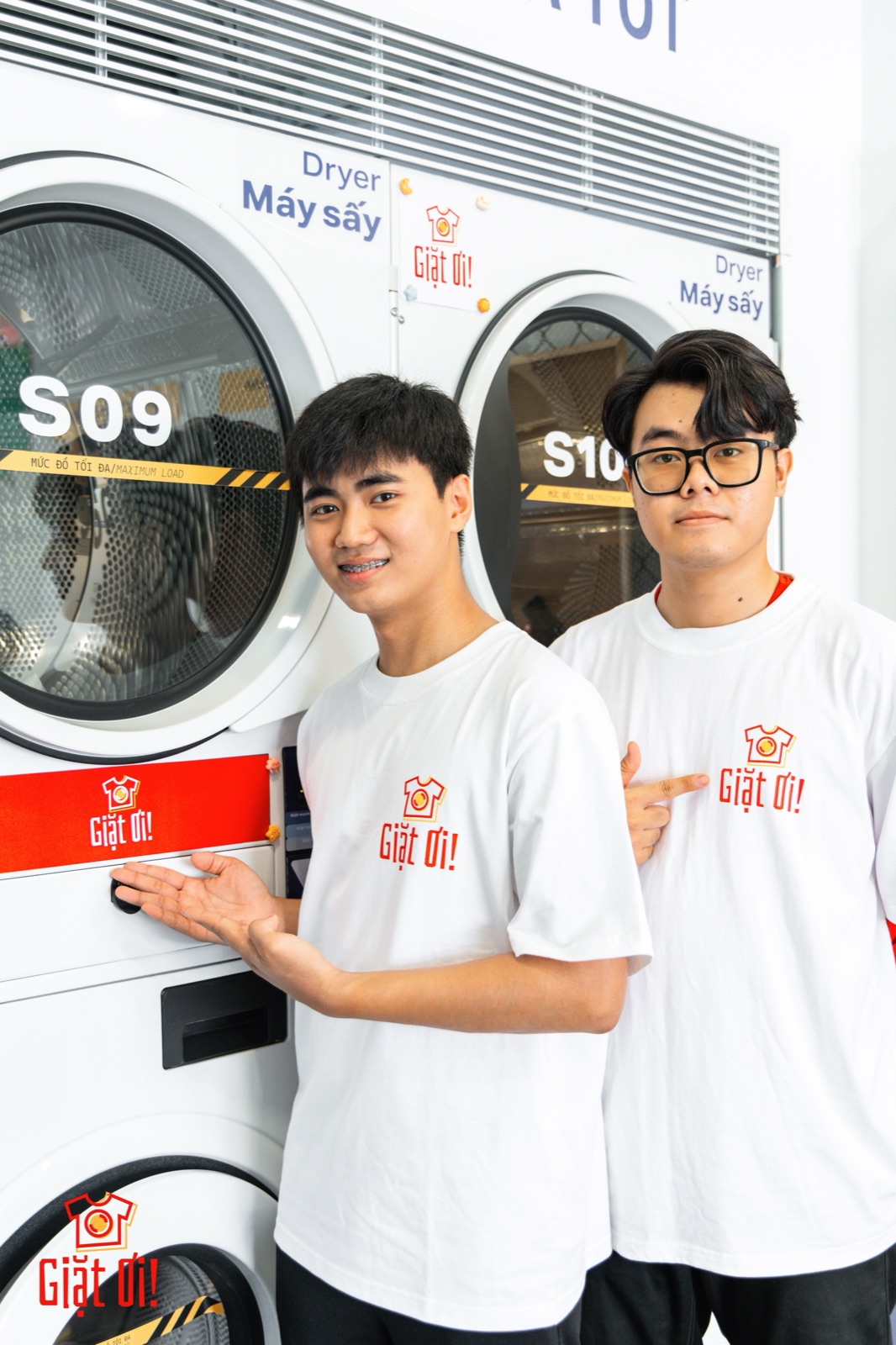 Đội ngũ Giặt Ơi! cùng đối tác giặt — đồng phục, găng tay, chuyên nghiệp